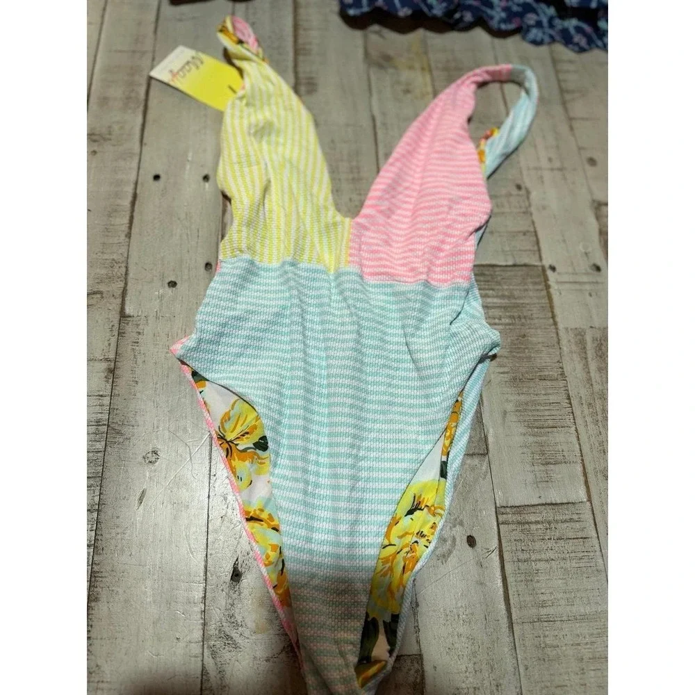 NWT-‎ Women's reversible Maamgic bathing suit